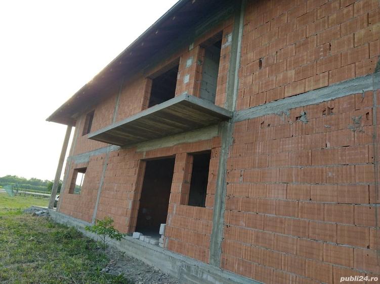 Casă cu 4 camere cu Teren 6600 Mp în Secu