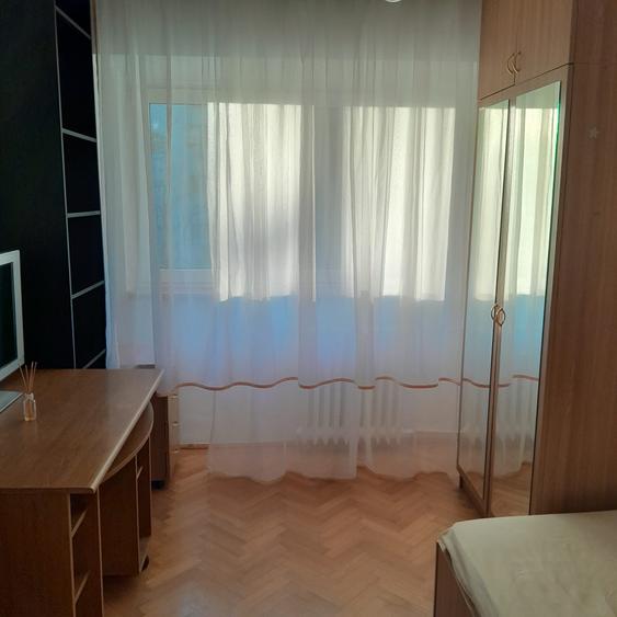 Apartament cu 3 camere semidecomandat în Banu Manta