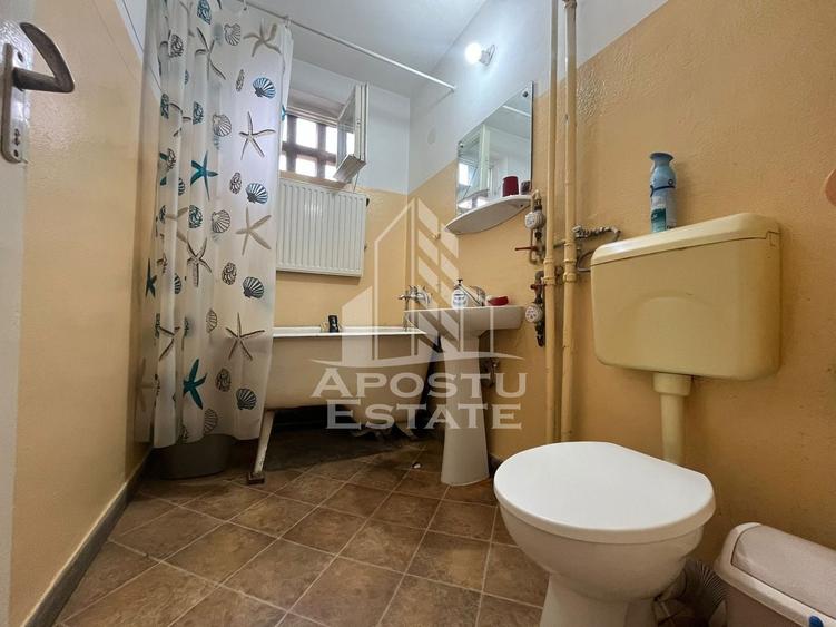 Apartament cu 3 camere semidecomandat, mobilat în Central