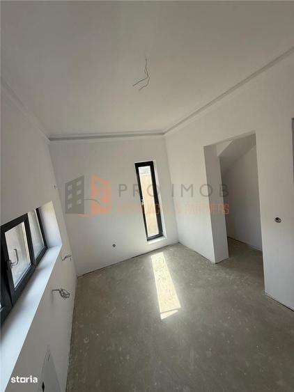 Casă cu 4 camere decomandat în Pleșești