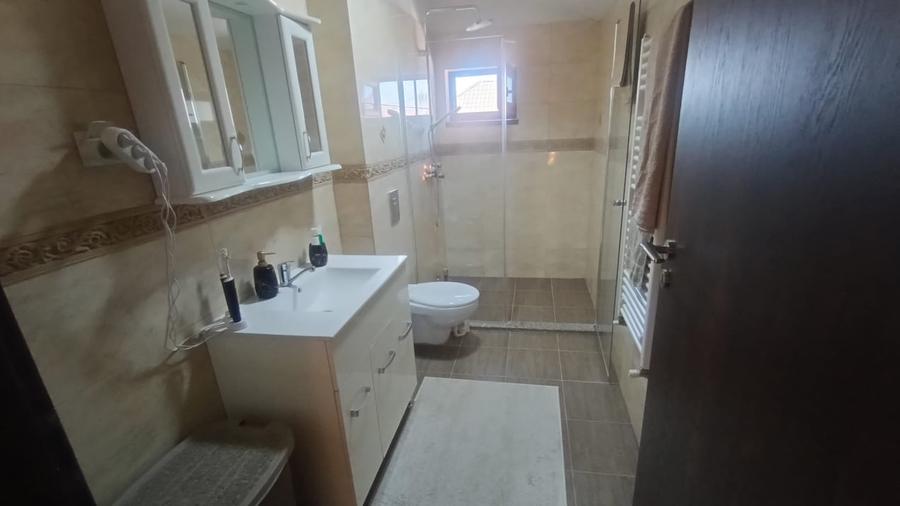 Casă individuală cu 4 camere cu Canalizare în Cârcea