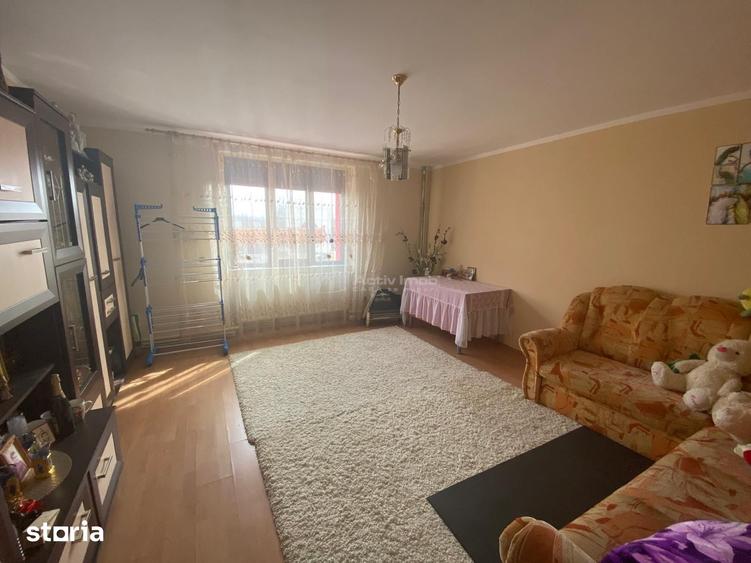 Casă cu 9 camere cu Teren 2892 Mp în Obreja