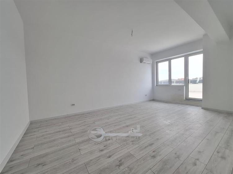 Penthouse cu 3 camere decomandat în Galata