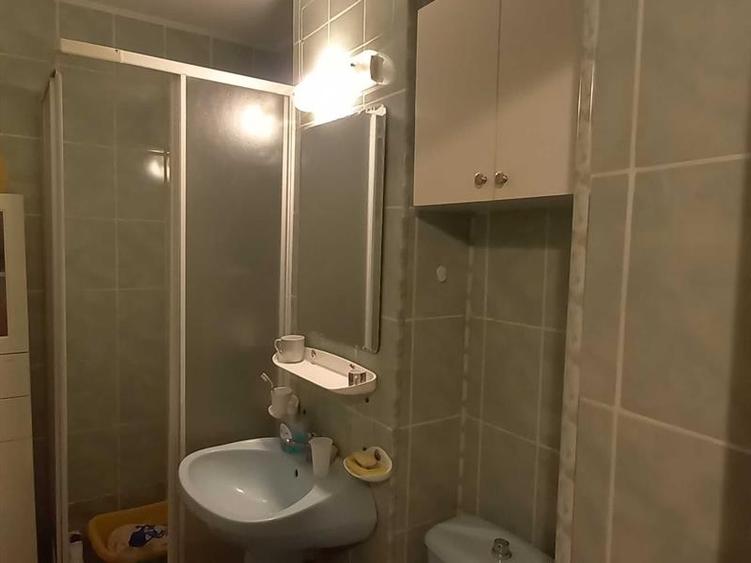 Apartament cu 2 camere semidecomandat, mobilat în Rovine
