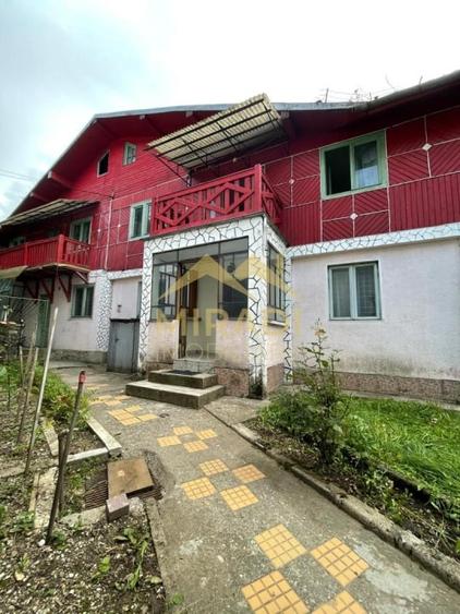 Casă individuală cu 7 camere cu Canalizare în Central