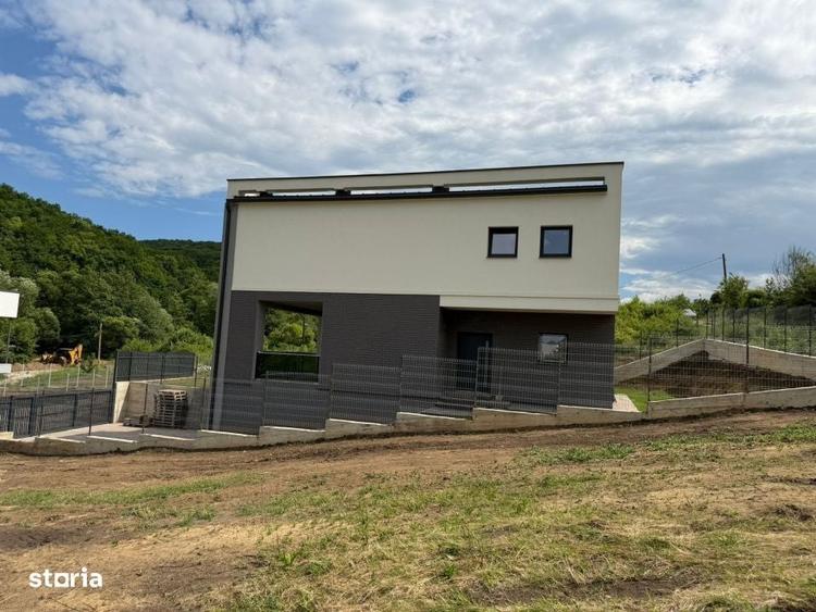 Casă cu 4 camere în Ciupercenii Noi