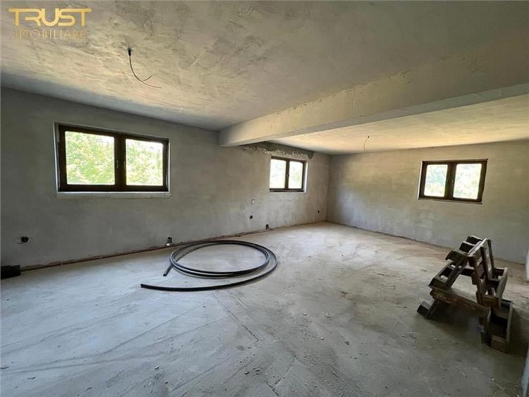 Casă individuală cu 6 camere cu Teren 1800 Mp în Est