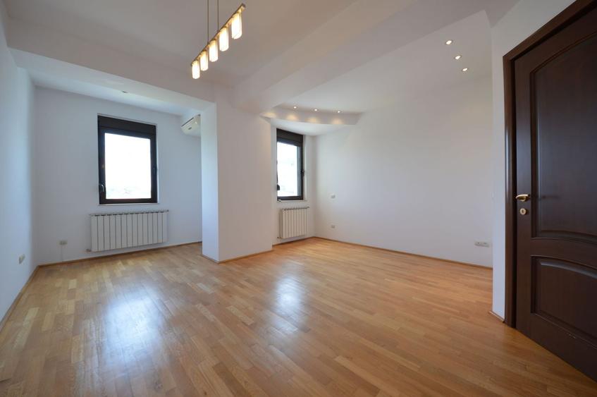 Apartament cu 4 camere decomandat în Kiseleff
