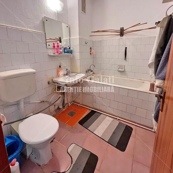 Apartament cu 3 camere semidecomandat în Siret