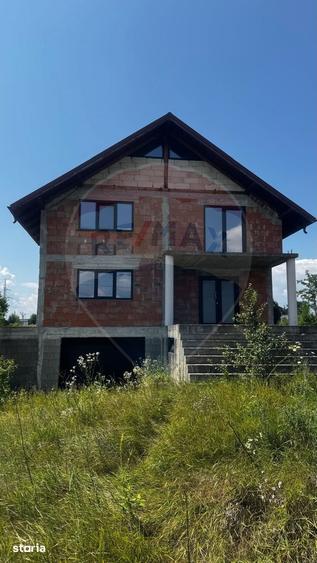 Casă cu 6 camere cu Teren 1000 Mp în Costâna