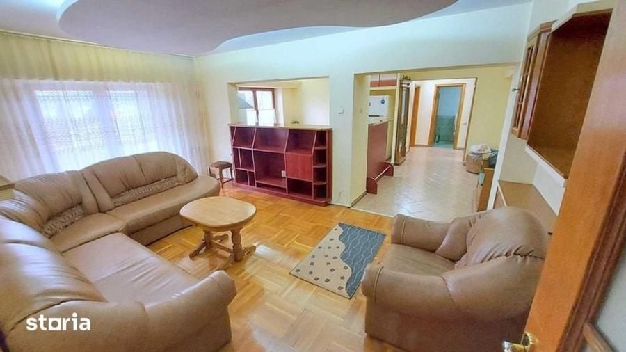 Apartament cu 3 camere semidecomandat în Independenței