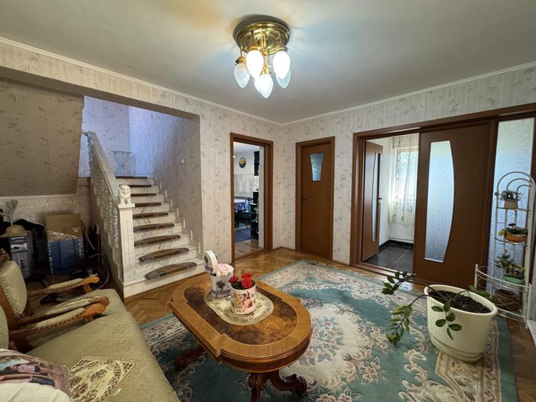 Casă cu 8 camere cu Teren 4057 Mp în Izvoru