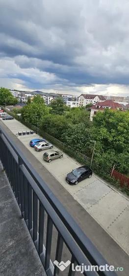 Apartament cu 2 camere decomandat în Tractorul
