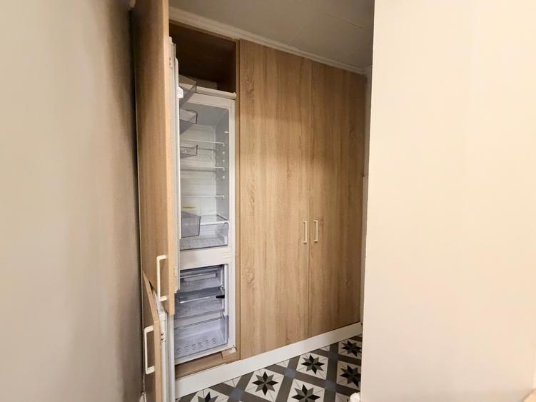 Apartament cu 2 camere semidecomandat în P-ța Victoriei
