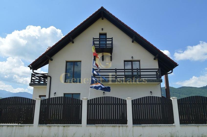 Casă individuală cu 11 camere cu Canalizare în Tohanu Nou