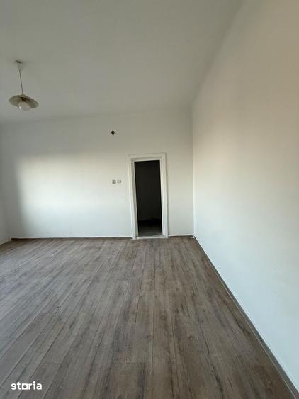 Casă cu 5 camere cu Teren 700 Mp în Ardud
