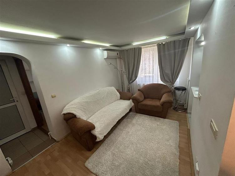 Apartament cu 3 camere semidecomandat, mobilat în Podu Roș