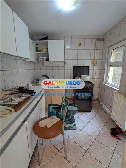 Casă cu 3 camere cu Garaj în Andronache