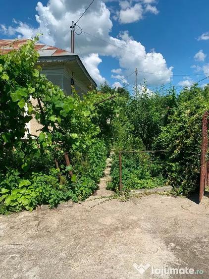 Casă cu 6 camere cu Teren 1874 Mp în Nana