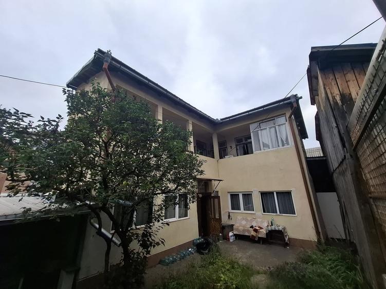 Casă cu 5 camere cu Teren 300 Mp în Central