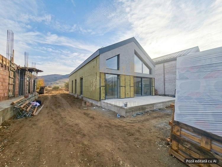 Casă cu 3 camere cu Canalizare în Sânpetru