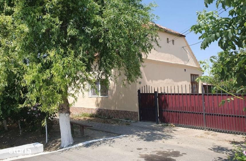 Casă cu 2 camere cu Teren 1511 Mp în Central