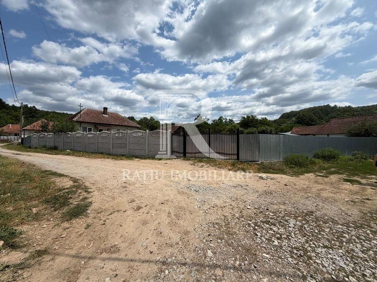 Casă individuală cu 2 camere cu Canalizare în Stracoș
