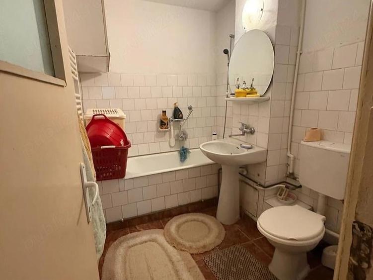 Apartament cu 4 camere decomandat în Craiovița Nouă