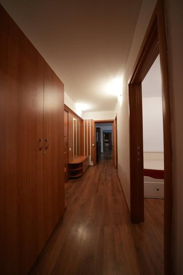 Apartament cu 4 camere decomandat, mobilat în Victoriei
