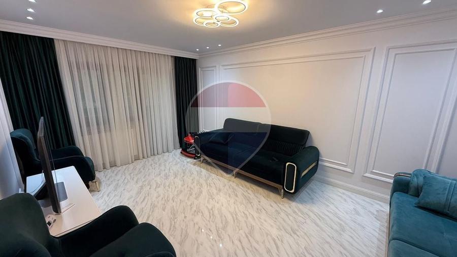 Apartament cu 4 camere decomandat în Central