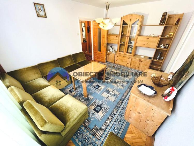 Apartament cu 3 camere semidecomandat în Sud