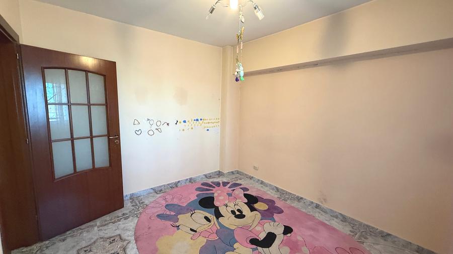 Apartament cu 4 camere decomandat în P-ța Muncii
