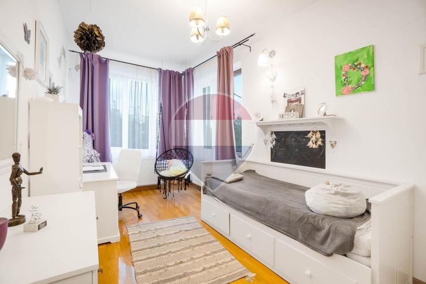 Casă individuală cu 8 camere cu Teren 179 Mp în Craiter
