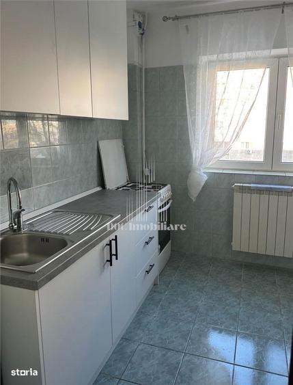 Apartament cu 2 camere semidecomandat, mobilat în Polonă