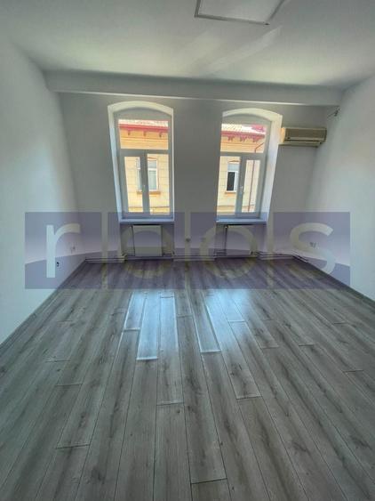 Apartament cu 4 camere semidecomandat în Ultracentral