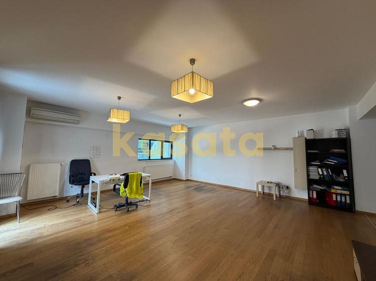 Apartament cu 3 camere semidecomandat în Barbu Văcărescu