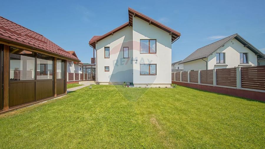 Casă individuală cu 5 camere cu Teren 630 Mp în Hărman