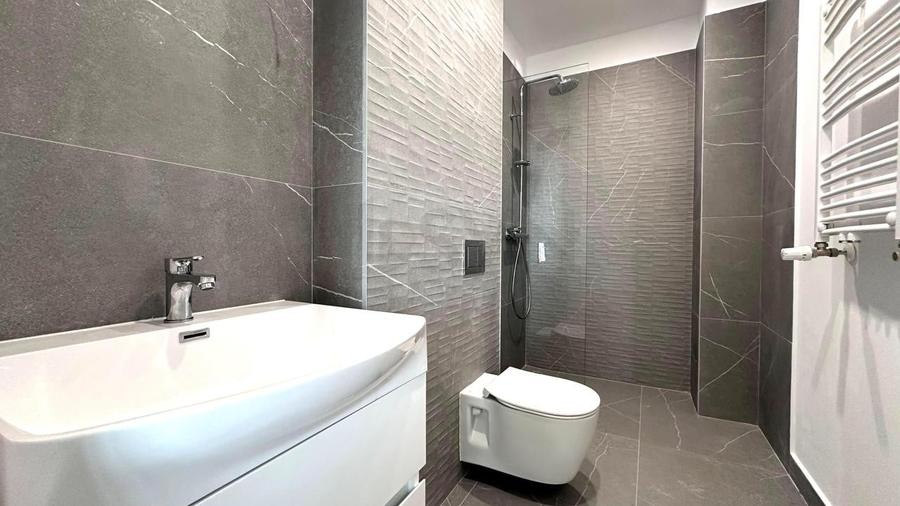 Apartament cu 3 camere decomandat în Aviației