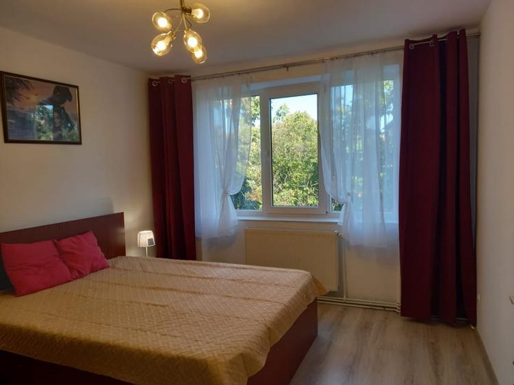 Apartament cu 3 camere semidecomandat, mobilat în Central