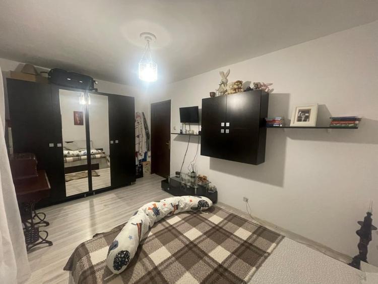 Apartament cu 3 camere semidecomandat, mobilat în Valea Rosie