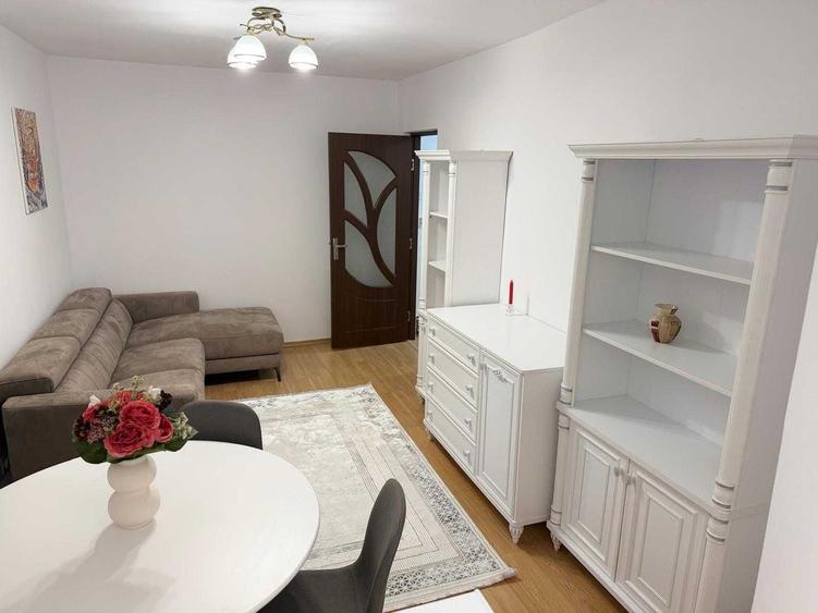 Apartament cu 3 camere semidecomandat în Dacia