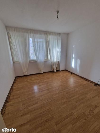 Apartament cu 2 camere semidecomandat, mobilat în Tei