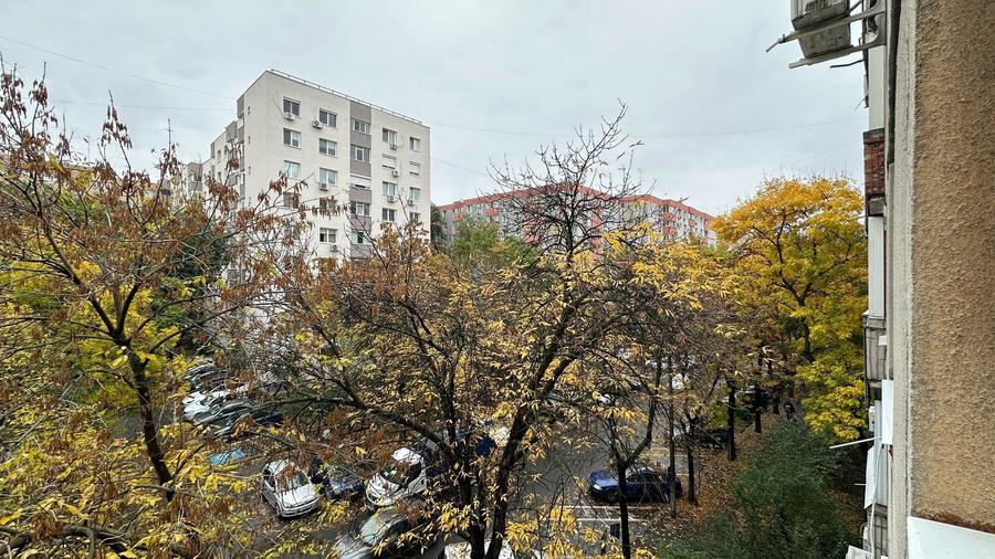Apartament cu 3 camere semidecomandat în Crângași