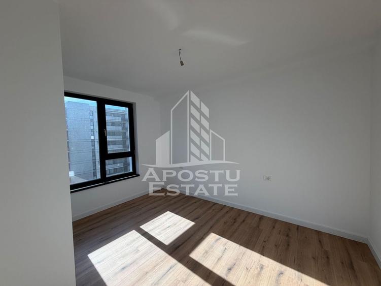 Apartament cu 3 camere semidecomandat în Torontalului