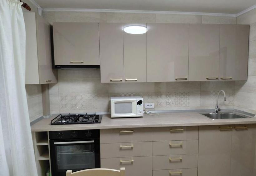 Apartament cu 3 camere decomandat, mobilat în Nerva Traian