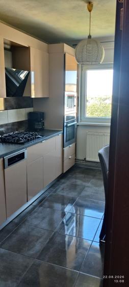 Apartament cu 4 camere semidecomandat în Confecții