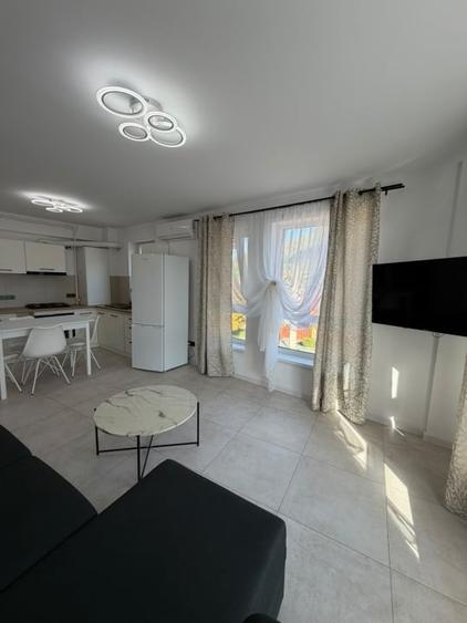 Apartament cu 3 camere semidecomandat, mobilat în Est