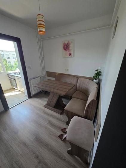 Apartament cu 3 camere decomandat în Girocului