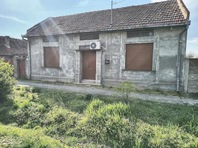 Casă cu 3 camere cu Teren 2900 Mp în Gavojdia