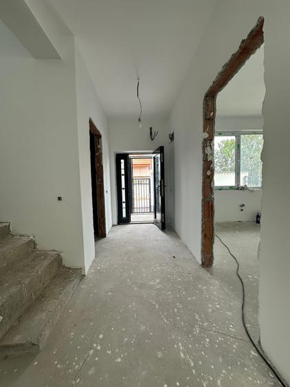 Casă individuală cu 6 camere cu Canalizare în Dobroești
